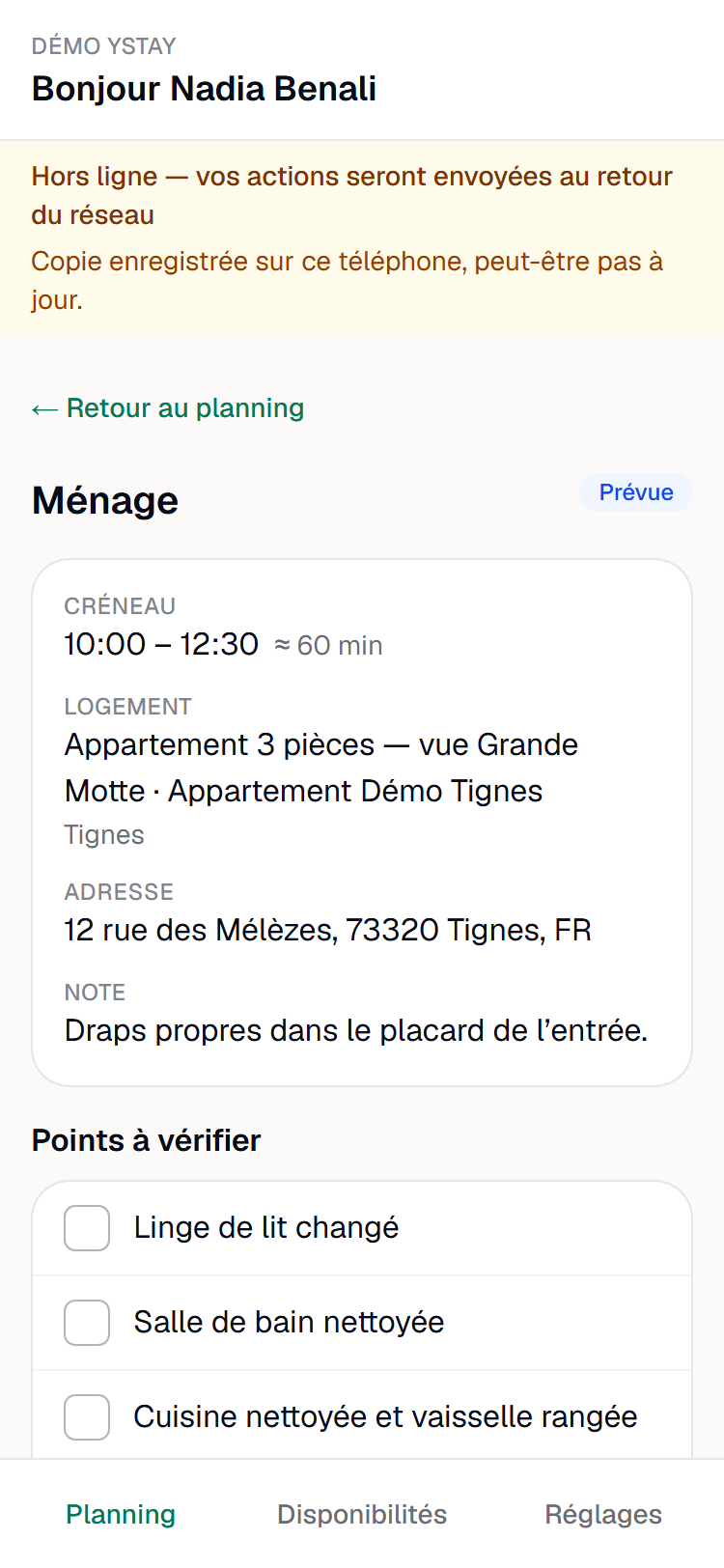 Une tâche ouverte sans réseau sur un téléphone : bandeau Hors ligne, photo Enregistrée en attente d'envoi et compteur d'envois en attente.